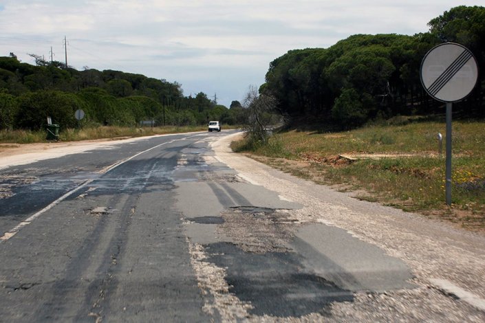 Utentes denunciam que a EN125, «pelos diversos pontos negros aí identificados, não pode servir a população de forma segura e provoca dificuldades na mobilidade das populações, pelo estado (deplorável) do seu piso»