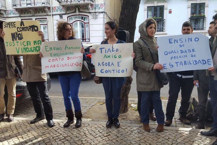 Concentração de docentes contratados do ensino artístico especializado frente ao Ministério da Educação