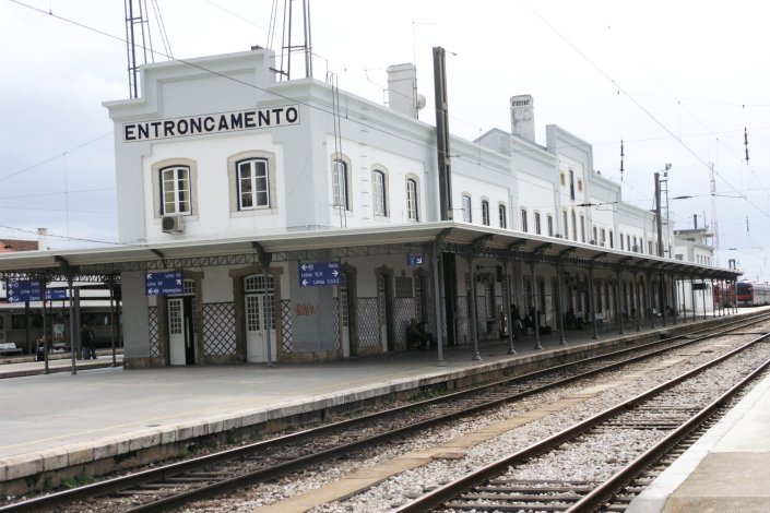 Estação da CP do Entroncamento, onde se realizou esta terça-feira, pelas 18h30, a conferência de imprensa dos utentes dos serviços públicos