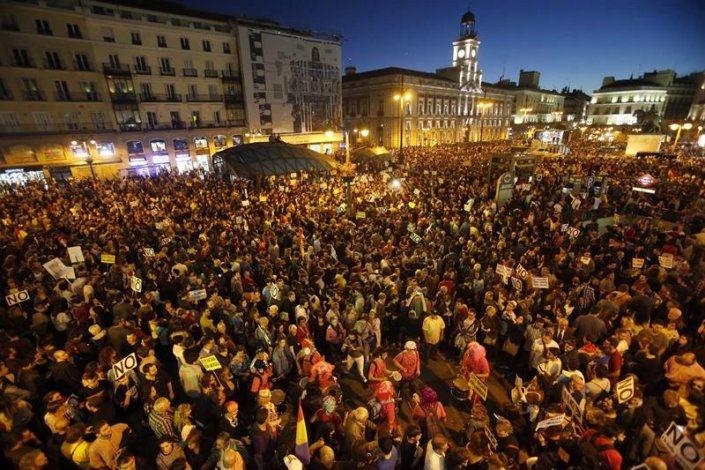 Mais de 100 mil pessoas manifestaram-se, este sábado, contra a abstenção do PSOE na investidura de Rajoy