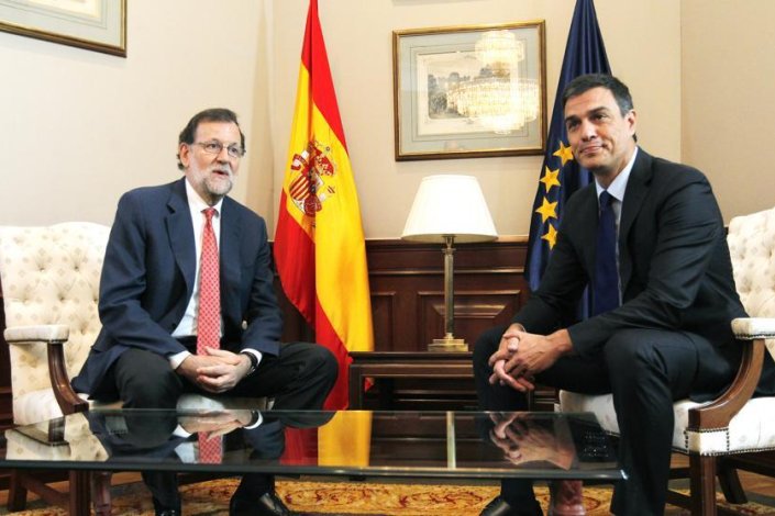 Momento da reunião entre Rajoy e Sánchez no Congresso dos Deputados
