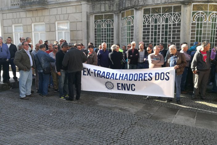 Ex-trabalhadores dos ENVC concentrados no Centro Distrital da Segurança Social de Viana do Castelo