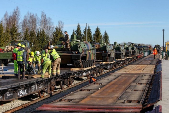 Chegada de veículos militares franceses à Estónia, no âmbito das operações da NATO