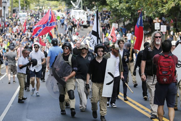 Grupos fascistas nas ruas de Charlottesville, Virgínia, depois de a Polícia ter evacuado Emancipation Park, onde pretendiam manifestar-se. 12 de Agosto de 2017