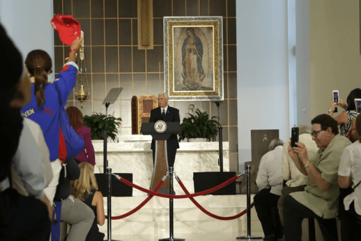 O vice-presidente norte-americano, Mike Pence, com a comunidade «antichavista» na igreja de Nossa Senhora de Guadalupe, em Doral, Miami. 23 de Agosto de 2017