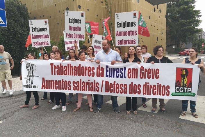 Concentração de trabalhadores à porta da Unicer