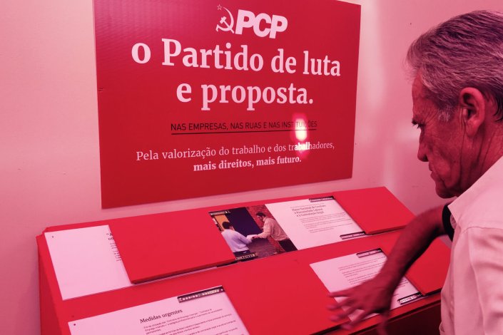 Jerónimo de Sousa visita a exposição sobre a precariedade na Festa do Avante!