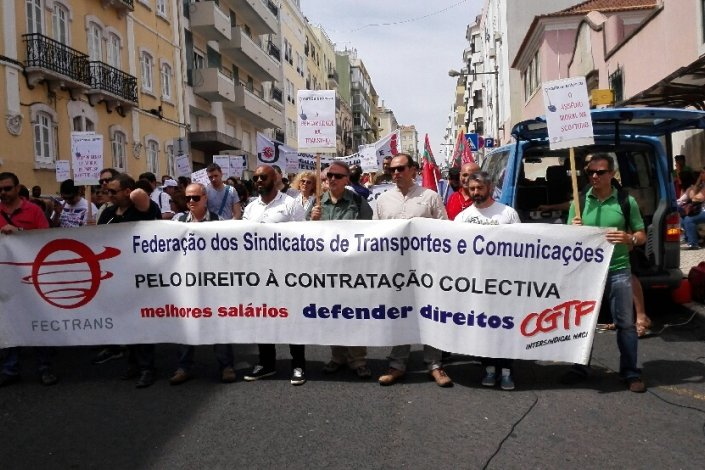 Trabalhadores do sector dos transportes entregam pá ao Governo para que este enterre a precariedade