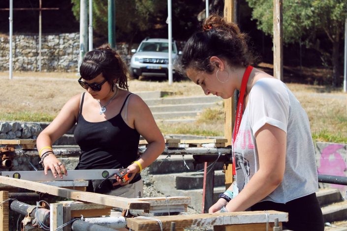 Jovens na construção do espaço da Festa do Avante!