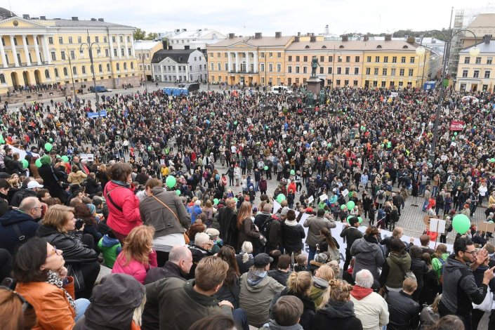 Milhares de pessoas protestaram, em Helsínquia, contra o racismo e o fascismo, na sequência de um ataque mortal de um neonazi a um homem de 28 anos