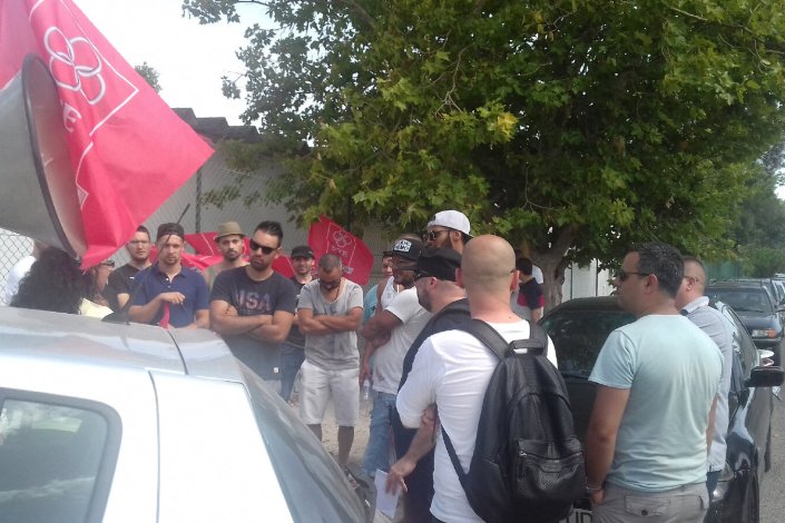 Trabalhadores concentrados na entrada da Fisipe