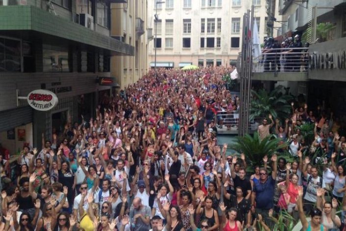 Tem-se intensificado a mobilização dos funcionários municipais e da população de Florianópolis contra a agenda «malvada» do prefeito (PMDB)