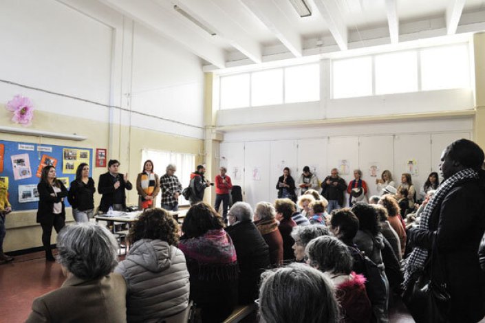 No plenário de moradores participaram o presidente do município e a presidente da União das Freguesias de Santo António dos Cavaleiros e Frielas, entre outros eleitos
