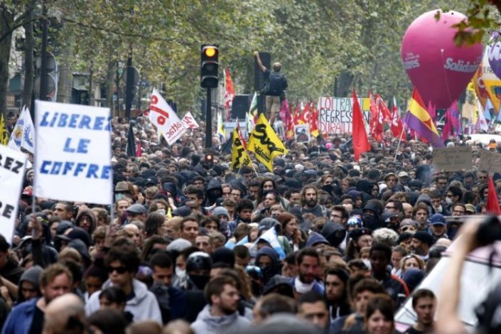Em Paris, cerca de 40 mil pessoas manifestaram-se contra a reforma laboral aprovada por decreto em Julho, referiram as organizações sindicais