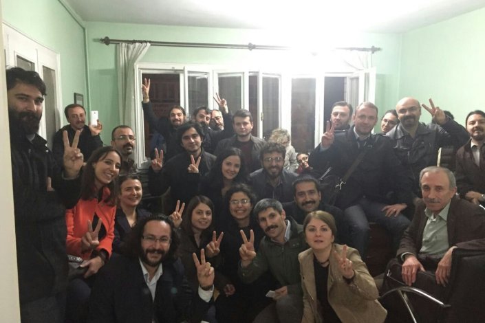 Advogados barricados na sede da ÇHD, momentos antes da entrada da Polícia de choque, que tomou as instalações à força e com violência 