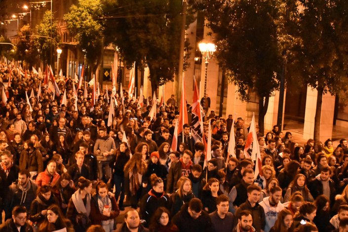 Milhares de pessoas juntaram-se às mobilizações convocadas pela Frente Militante de Todos os Trabalhadores (PAME) em protesto contra as políticas da coligação Syriza-Anel