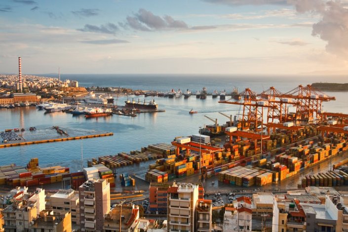 A privatização do porto do Pireu contraria as promessas eleitorais de Tsipras e preocupa os trabalhadores