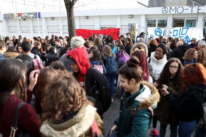 Alunos concentrados à porta da Escola Secundária António Arroio, com esta encerrada pela greve do pessoal não docente, em Lisboa