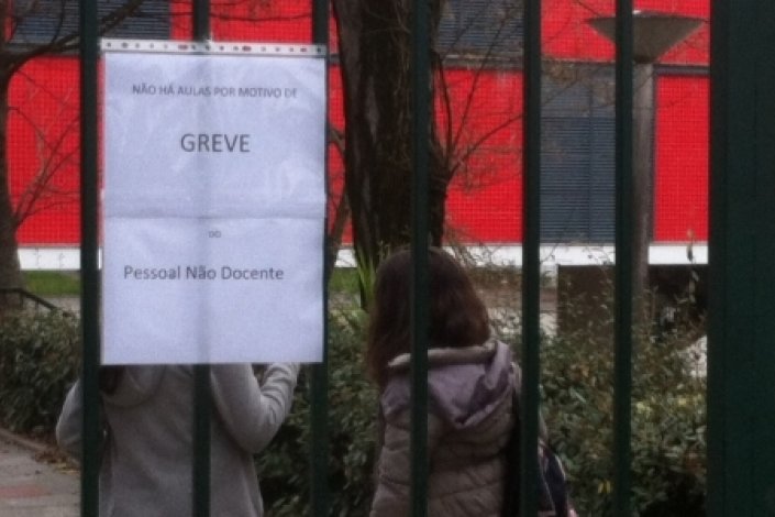 Continuam a faltar funcionários nas escolas. Existiram nos últimos anos vários protestos do pessoal não docente