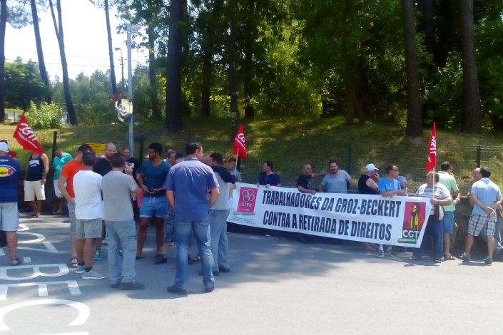 Trabalhadores da Groz-Beckert concentrados em frente à empresa