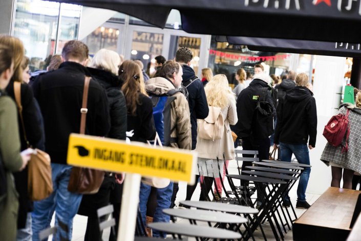 Eleitores aguardam pela sua vez para votar, na Estação Central de Utrecht, nas eleições legislativas holandesas, que hoje se realizam