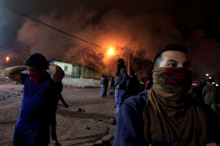 Apoiantes de Salvador Nasralla vieram para as ruas mostrar a sua revolta depois de Juan Orlando Hernández ser declarado vencedor numas eleições marcadas por suspeitas de fraude