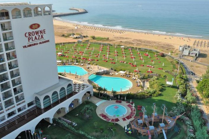 A administração do Hotel Crowne Plaza Vilamoura instaurou processos disciplinares a trabalhadores