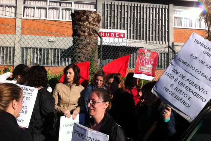 Trabalhadoras da Huber Tricot concentradas à porta da empresa, Santa Maria da Feira, 7 de Abril