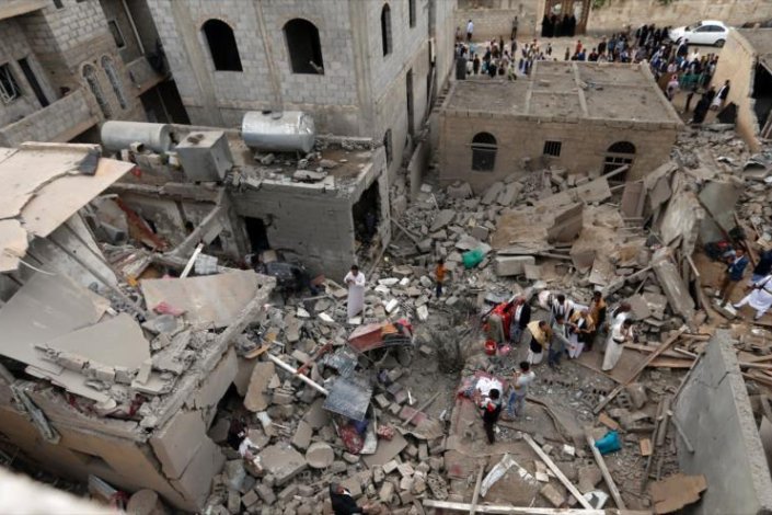 Iemenitas nos escombros de edifícios bombardeados pelos sauditas, em Saná (foto de arquivo)