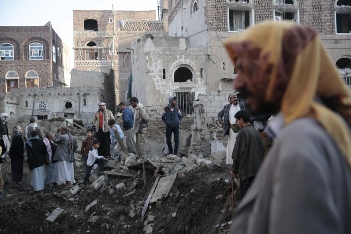 A campanha militar lançada contra o Iémen pelos sauditas em Março de 2015 provocou mais de 12 mil mortos, destruiu grande parte das infra-estruturas do país e está na origem de uma situação humanitária catastrófica