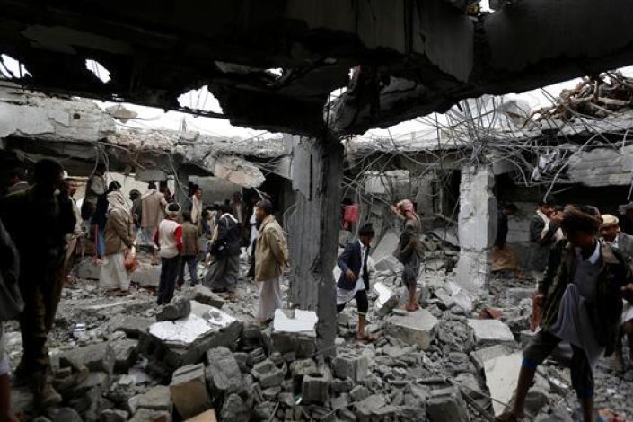 Edifício destruído na sequência de um ataque aéreo recente à cidade iemenita de Amran