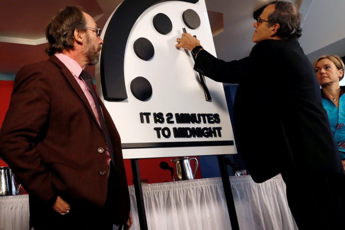 Apresentação pública do Relógio do Juízo Final para o ano de 2018. O Relógio do Juízo Final (Doomsday Clock) é preparado pelo Buletim dos Cientistas Atómicos (Bulletin of the Atomic Scientists) desde 1947 e assinala a probabilidade de um holocausto nuclear. Em Janeiro de 2018 o indicador de risco atingiu o seu ponto mais alto desde 1953.