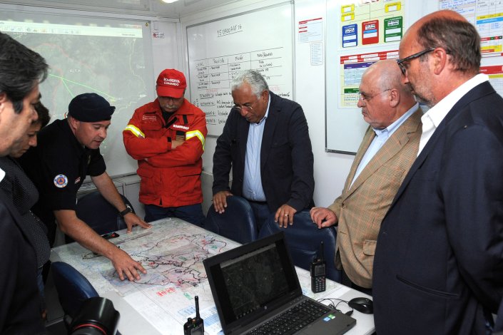 O primeiro-ministro, António Costa, no centro de operações de combate ao incêndio no Parque Nacional da Peneda-Gerês, em Agosto de 2016, acompanhado pelos ministros da Agricultura, do Ambiente e da Administração Interna
