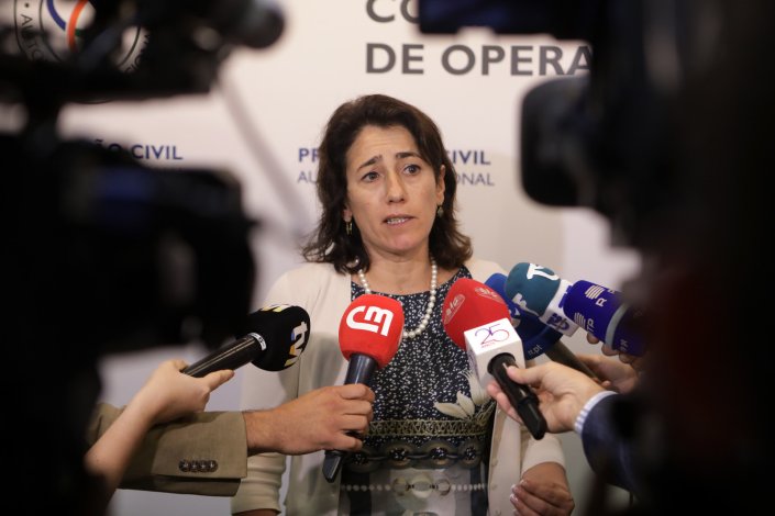 A ministra da Administração Interna, Constança Urbano de Sousa, fala aos jornalistas à saida da reunião extraordinária na Protecção Civil realizada na sede daquele organismo, em Carnaxide, Oeiras, 16 de Outubro de 2017