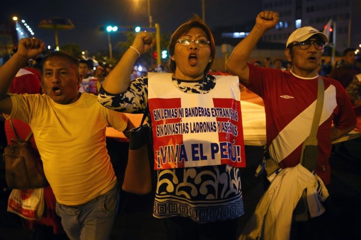 Manifestantes na marcha «Que se vão todos» (Que se vayan todos), organizada pelo colectivo «Não a Keiko» (No a Keiko) a 22 de Março de 2018 em Lima, Peru. O protesto contra o Fujimorismo e a classe polÃtica peruana juntou milhares de pessoas, incluindo movimentos polÃticos, sindicatos e estudantes, exigindo novas eleições e uma completa renovação do Congresso, a seguir à resignação de Pedro Pablo Kuczunski.
