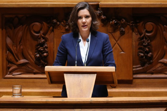 A presidente do CDS-PP, Assunção Cristas, a intervir na abertura do debate da moção de censura apresentada pelo seu partido, na Assembleia da República, em Lisboa. 24 de Outubro de 2017