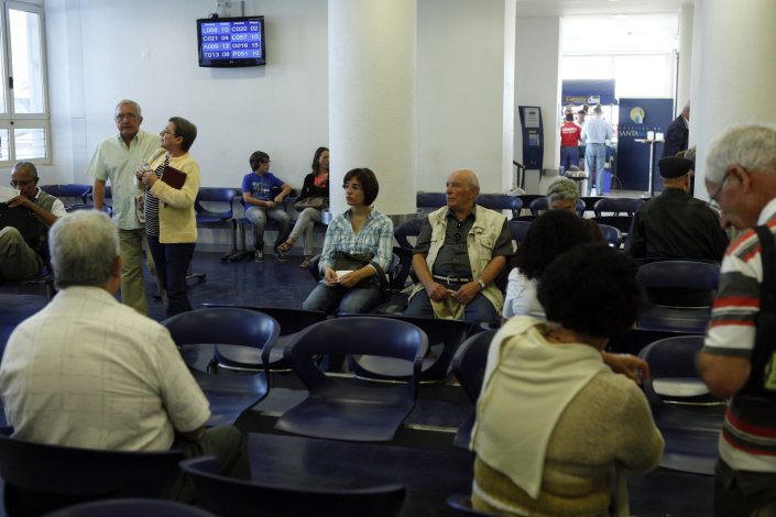 Utentes aguardam numa sala de espera por uma consulta no Hospital Santa Maria, em Lisboa. 11 de Julho de 2012