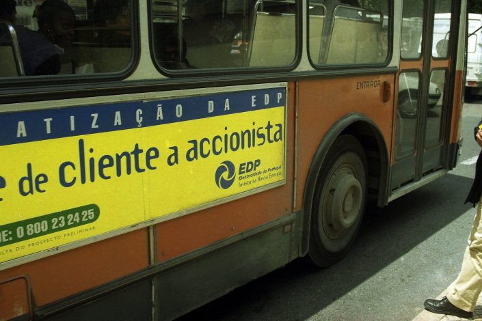 Publicidade à privatização da EDP – Electricidade de Portugal, num autocarro de transporte público, em Lisboa a 21 de Maio de 1997
