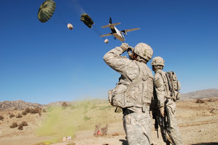 Soldados norte-americanos observam avião C-212, operado pela empresa de mercenários Blackwater, na província de Paktika (Afeganistão). 9 de Novembro de 2007Créditos / CC BY 2.0