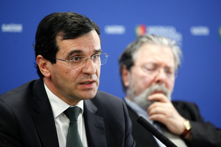 O ministro da Saúde, Adalberto Campos Fernandes, acompanhado pelo diretor-geral de Saúde, Francisco George, usa da palavra durante uma declaração pública sobre a situação do sarampo em Portugal, no Ministério da Saúde em Lisboa