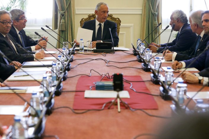 O Presidente da República, Marcelo Rebelo de Sousa, fala com o primeiro-ministro, António Costa, durante a reunião do Conselho de Estado, no Palácio de Belém, em Lisboa. 21 de Julho de 2017