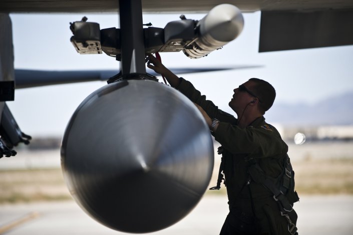 O capitão Matt Dvorsky conduz uma inspecção pré-voo de um míssil ar-ar Sidewinder, na base aérea de Nellis Nevada, EUA, antes de uma missão «Green-Flag-West», em 14 de Junho de 2011. As missões assim codificadas constituem um «treino realístico» para situações de apoio a operações de combate em qualquer ponto do globo. 