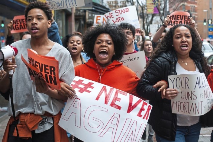 Estudantes da Escola de Artes Criativas e Performativas de Pittsburgh, Pennsilvania, em 22/02/2018, protestam contra a permissividade da legislação de venda de armas de fogo, numa das numerosas manifestações realizadas nos EUA após o massacre de 17 estudantes por um atirador em Parkland, Florida, a 14/02/2018. 