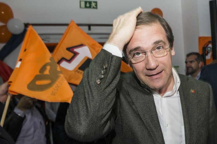 Passos tratou dos problemas do sistema financeiro com o Banco de Portugal sem ouvir os ministros, afirma Assunção Cristas