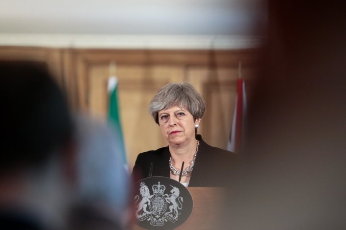 A primeira-ministra britânica, Theresa May, vai apresentar hoje as prioridades do seu governo ao parlamento, sem um acordo que lhe permita garantir o apoio da maioria dos deputados, pela primeira vez em décadas
