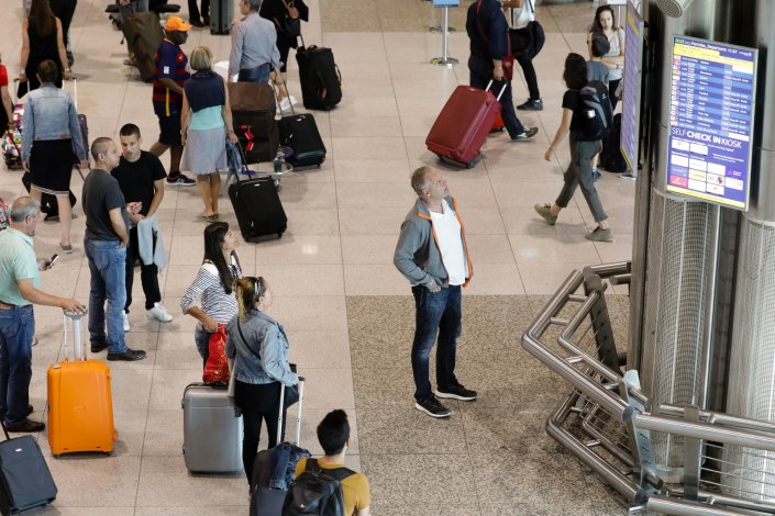 Passageiros observam os horários de partida dos vários voos no Aeroporto de Lisboa, no dia em que termina a greve de 48 horas dos trabalhadores vigilantes aeroportuários. 25 de Junho de 2017