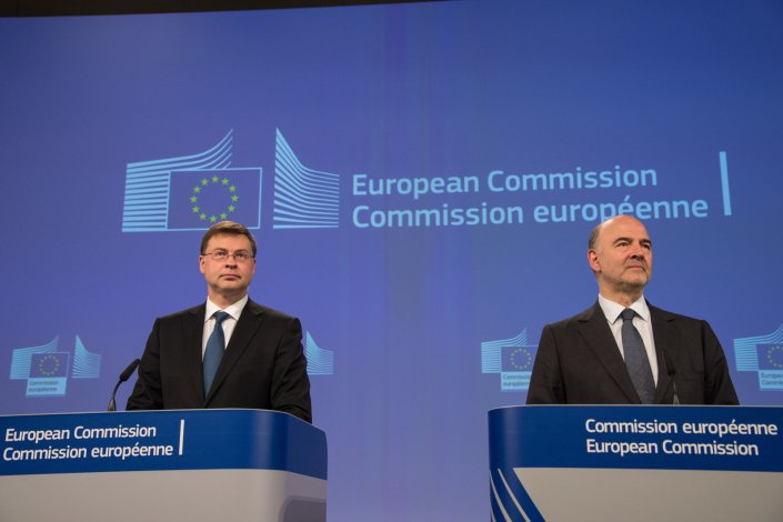 O vice-presidente da Comissão Europeia Valdis Dombrovskis (à esquerda) e o comissário Pierre Moscovici (à direita) assinam a carta endereçada ao ministro das Finanças português, Mário Centeno