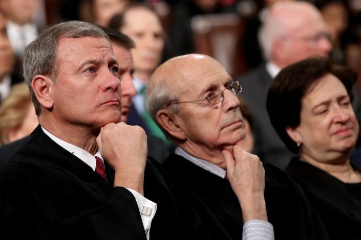 Da esquerda para a direita, John G. Roberts, Chefe de Justiça; Stephen G. Breyer e Elena Kagan, ambos juízes associados do Supremo Tribunal, ouvem o discurso Donald Trump pronunciar o seu primeiro discurso sobre o Estado da União, como Presidente dos EUA. Washington DC, EUA, 30/01/2018.