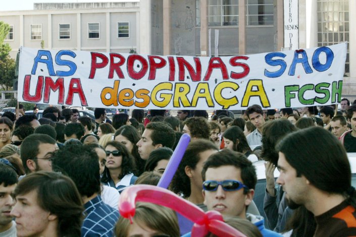 Estudantes do Ensino Superior durante uma manifestação contra o aumento das propinas e a aplicação das prescrições, em Lisboa. 16 de Novembro de 2003
