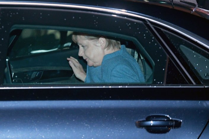 Angela Merkel à saída de um debate na televisão alemã, em Berlim, após serem conhecidas as primeiras projecções. 24 de Setembro de 2017